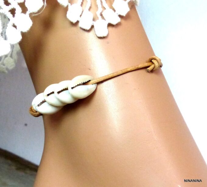 N4607g_Bracelet_de_cheville_cordon_femme_cuir_coquillages_cauri_blancs-1