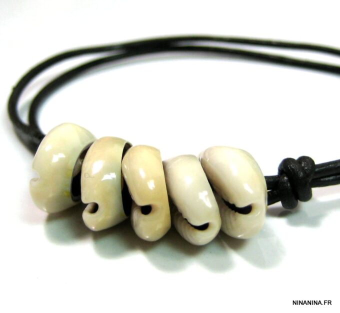 N4607i_bracelet_de_cheville_cordon_cuir_et_coquillage_grain_de_cafe-1