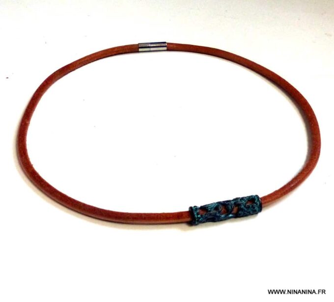 N4630b_Collier_homme_cordon_cuir_perle_tube_patine_turquoise_NINANINA