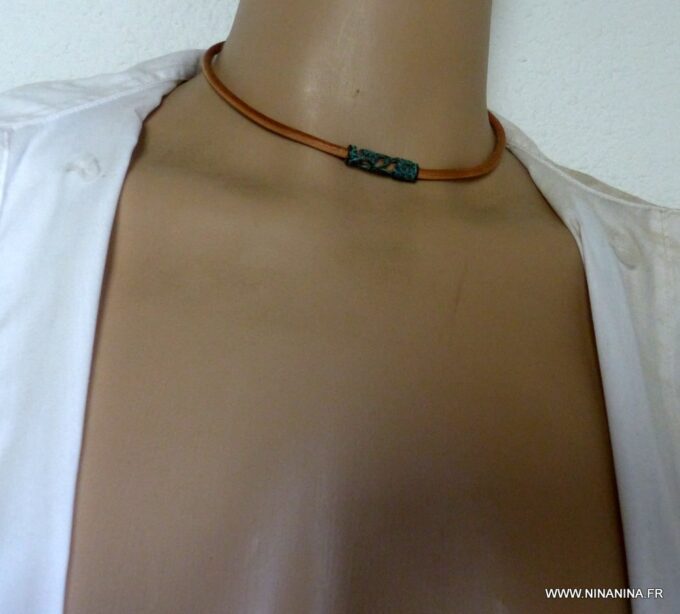 N4630c_Collier_homme_cordon_cuir_perle_tube_patine_turquoise_NINANINA