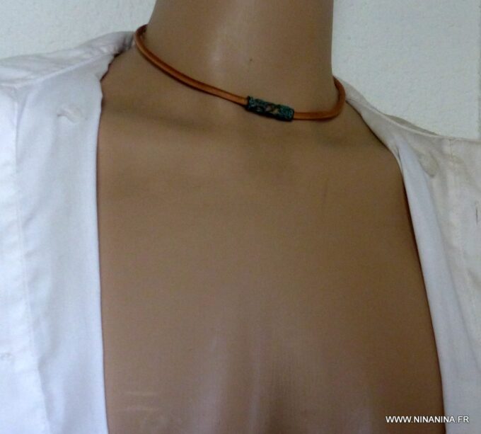 N4630i_Collier_homme_cordon_cuir_perle_tube_patine_turquoise_NINANINA
