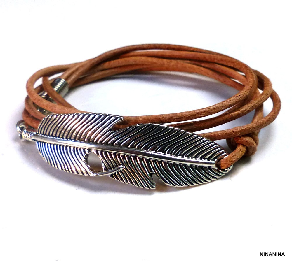Bracelet artisanal multi tours grande plume argentée et cordon cuir à enrouler autour du poignet – Image 4