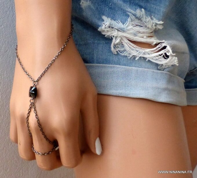 N4828a_Bracelet_bague_chaine_de_main_metal_noir_papillon_cristal_de_swarovski_-_Bijoux_Chaines_en_ligne_Ninanina