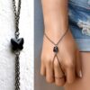 N4828f_Bracelet_bague_chaine_de_main_metal_noir_papillon_cristal_de_swarovski_-_Bijoux_Chaines_en_ligne_Ninanina