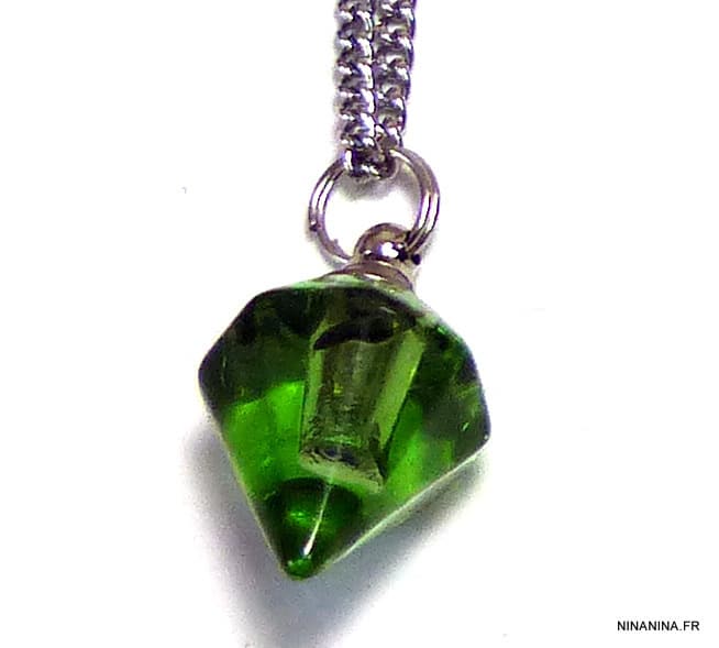 N4892o_Collier_fiole_de_parfum_en_verre_forme_diamant_vert
