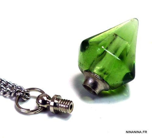 N4892r_Collier_fiole_de_parfum_en_verre_forme_diamant_vert