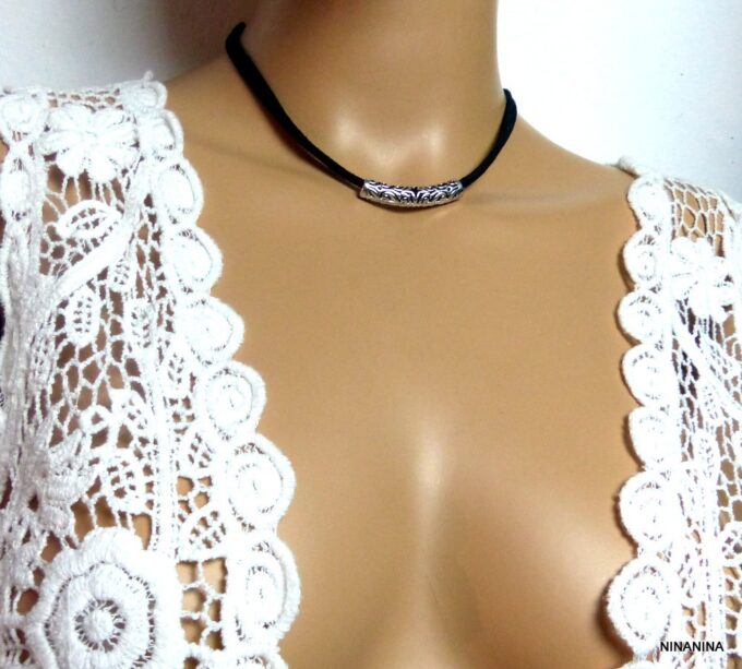 N948terb_Collier_femme_cordon_suedine_demi_lune_metal_argente