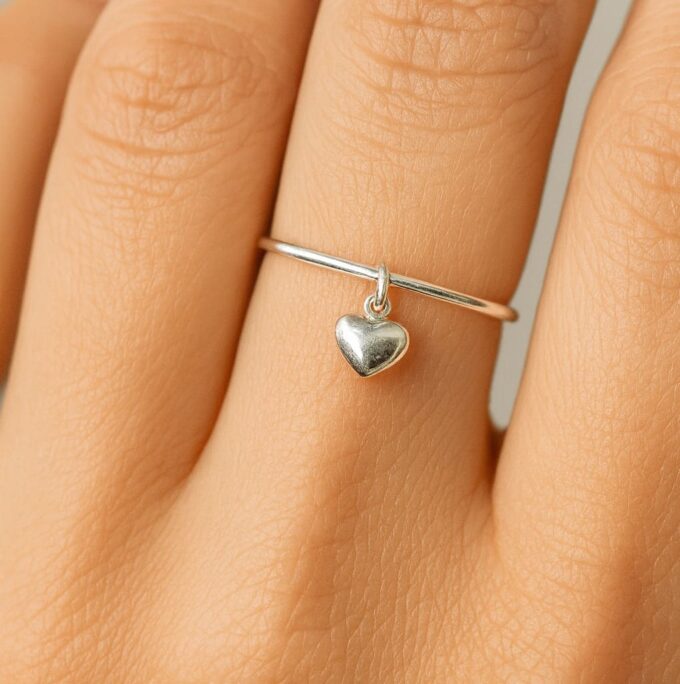 N5041b Bague Jonc Ouverte Argent avec Petit Pendentif Cœur – Bijou Féminin Élégant