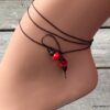 N1039b Bracelet chaine de cheville bohème hippie 2 cordon perles bois rouge - Bijoux en ligne NINANINA