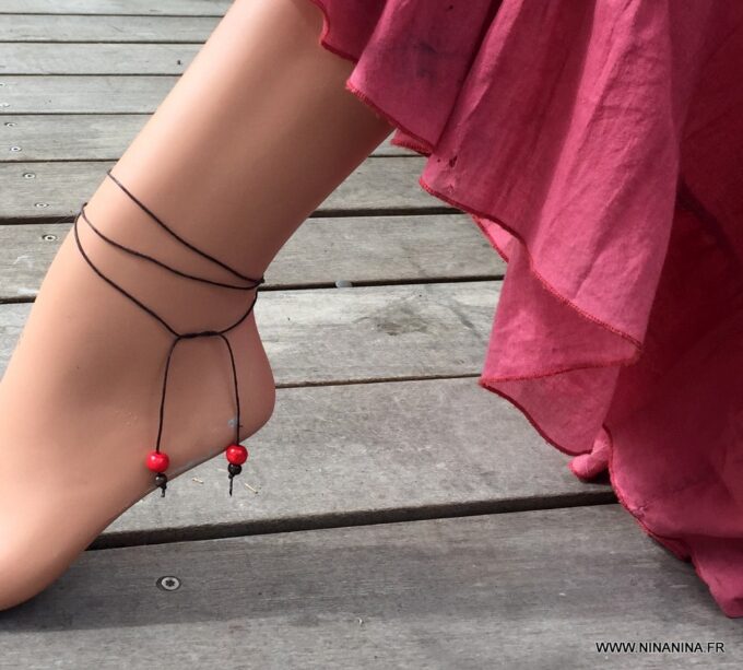N1039d Bracelet chaine de cheville bohème hippie 2 cordon perles bois rouge - Bijoux en ligne NINANINA