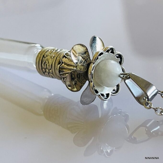 N1074c Collier Fleur Blanc Fiole De Parfum En Verre Et Acier Inoxydable - Bijoux Colliers en ligne Ninanina