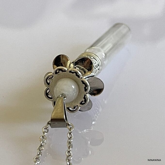 N1074d Collier Fleur Blanc Fiole De Parfum En Verre Et Acier Inoxydable - Bijoux Colliers en ligne Ninanina