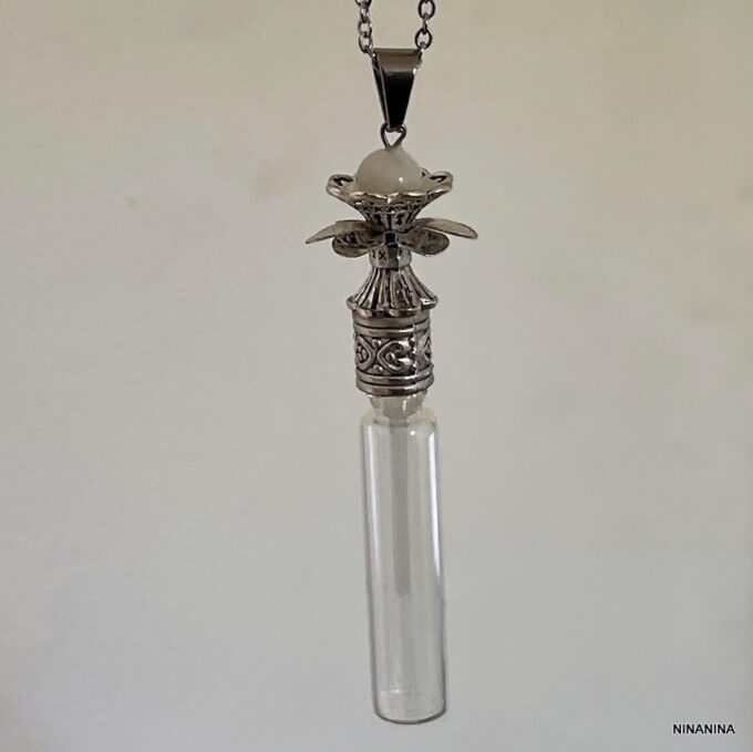 N1074f Collier Fleur Blanc Fiole De Parfum En Verre Et Acier Inoxydable - Bijoux Colliers en ligne Ninanina
