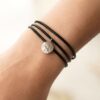 N1219a Bracelet Multi Tours en Cuir Naturel et Médaille Martelée Argent 925 – Bijou Artisanal Chic et Authentique - Bijoux Bracelets en ligne Ninanina