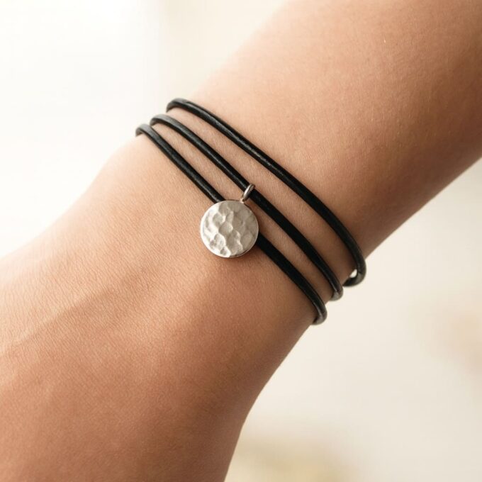 N1219a Bracelet Multi Tours en Cuir Naturel et Médaille Martelée Argent 925 – Bijou Artisanal Chic et Authentique - Bijoux Bracelets en ligne Ninanina