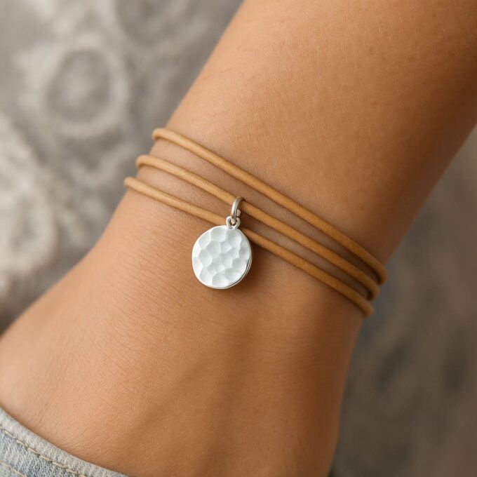 N1219b Bracelet Multi Tours en Cuir Naturel et Médaille Martelée Argent 925 – Bijou Artisanal Chic et Authentique - Bijoux Bracelets en ligne Ninanina