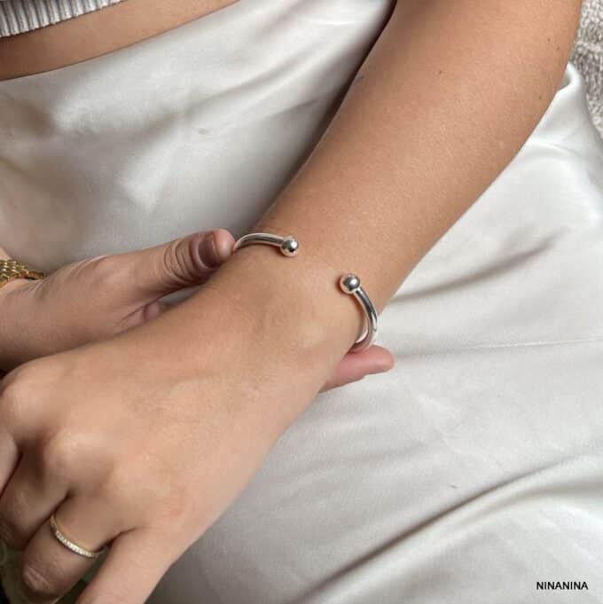 N1320c Bracelet jonc femme argent plaqué ouvert deux boules - Bijoux Bracelets joncs en ligne Ninanina