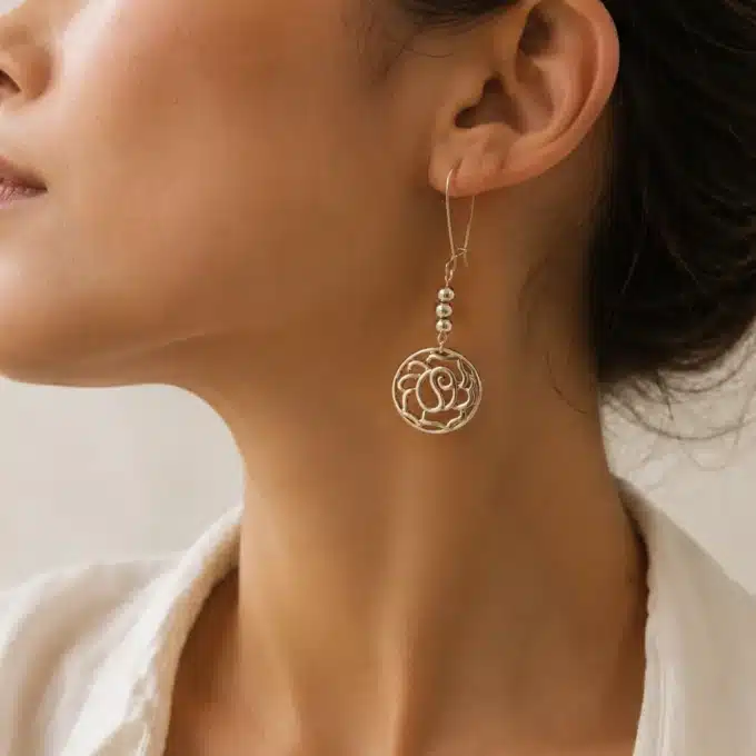 N1504a Boucles d'oreilles pendantes fantaisie rosaces argentées - Bijoux d'oreille femmes en ligne Ninanina