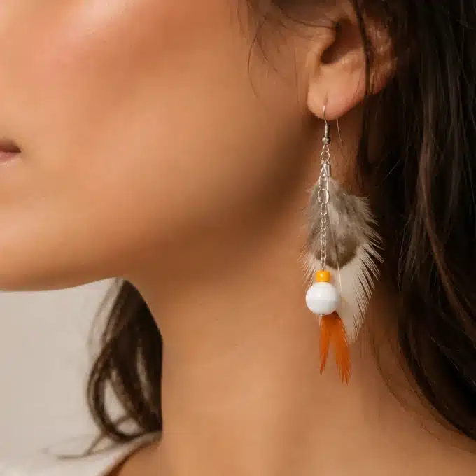 N1521a Boucles d'oreilles femme artisanales plumes naturelles orange - Bijoux d'oreille femmes en ligne Ninanina