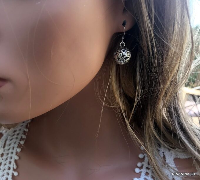 N1564a Boucles d oreilles boule filigranées pendantes argenté - Bijoux Boucle d oreille en ligne Ninanina