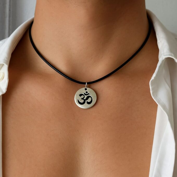 N1581b Collier OHM homme cordon Cuir noir artisanal avec médaille ronde Argent 925 massif - Bijoux zen en ligne Ninanina