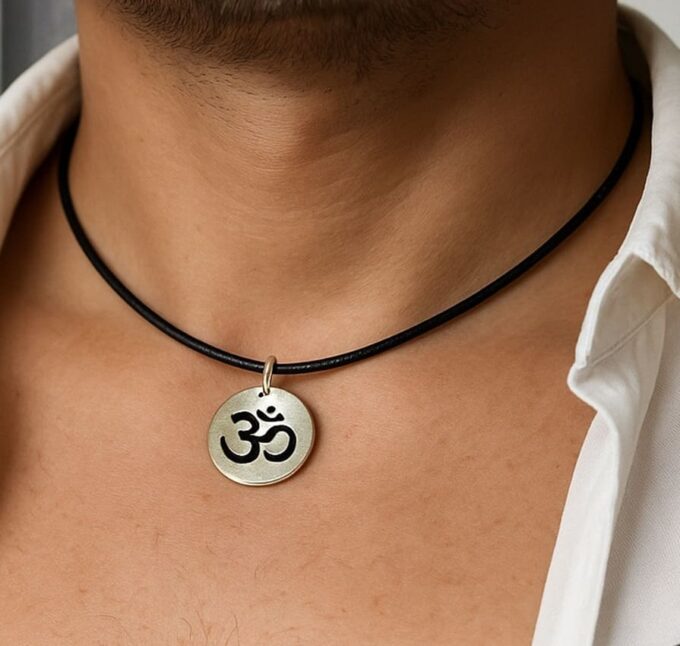 N1581d Collier OHM homme cordon Cuir noir artisanal avec médaille ronde Argent 925 massif - Bijoux zen en ligne Ninanina