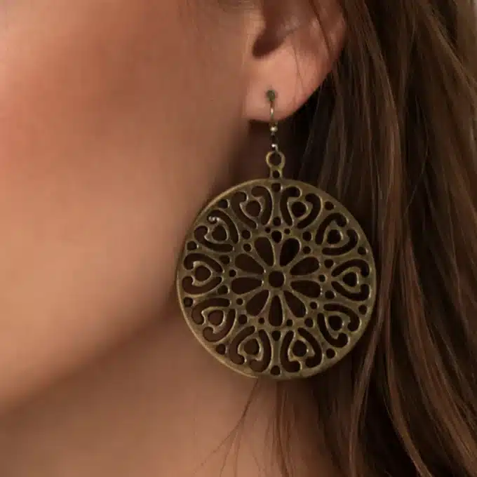 N1735b Boucles D'Oreilles Bronze Femme Artisanales - Grand Pendentif Rond Ajouré - Bijoux Boucles d'oreilles femmes en ligne Ninanina