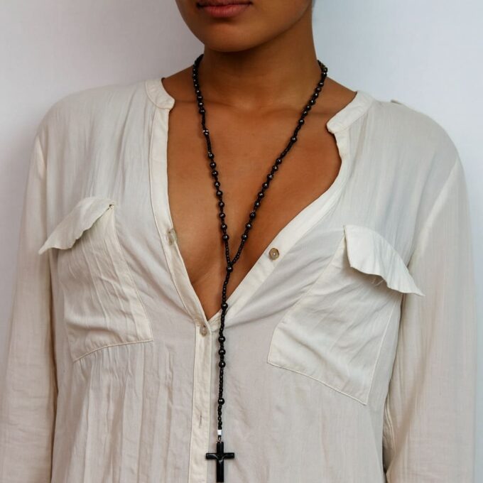 N2053b Chapelet collier femme avec perles noires et pendentif croix en hématite - Bijoux colliers religieux en ligne Ninanina
