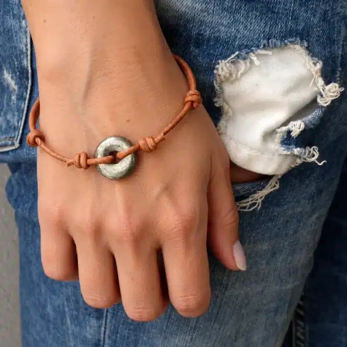 N2186 Bracelet donut pyrite de fer disque sur cordon cuir naturel - Bijoux bracelets femmes en ligne Ninanina