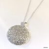 Détails en gros plan du Pendentif rond en argent sterling ajouré, collier raffiné pour femme signé Ninanina sur fond blanc