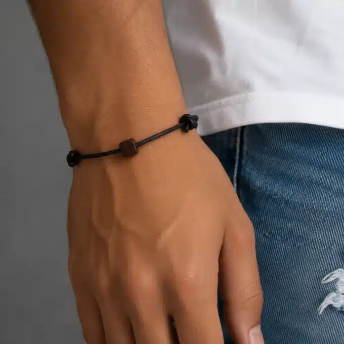 N2309c Bracelet perle carrée en bois sur cordon cuir réglable homme - Bijoux Bracelets hommes en ligne Ninanina