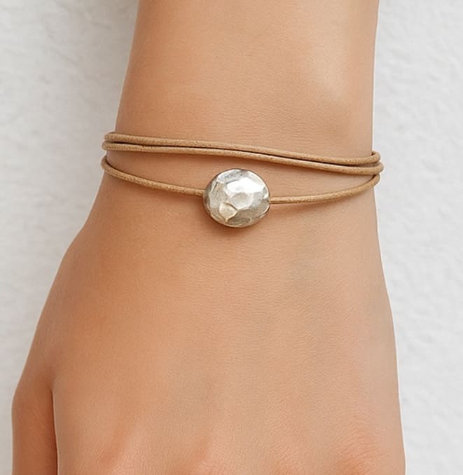 N2391b Bracelet Multi Tours en Cuir Naturel et Perle Martelée en Argent 925 – Bijou Artisanal Fait Main - Bijoux Bracelets cordons boheme chic en ligne Ninanina