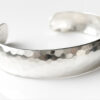 N2416C Bracelet Manchette Femme en Argent 925 Massif Martelé – Bijou Élégant et Authentique - Bijoux Bracelets manchettes en ligne Ninanina