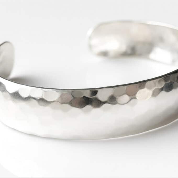 N2416C Bracelet Manchette Femme en Argent 925 Massif Martelé – Bijou Élégant et Authentique - Bijoux Bracelets manchettes en ligne Ninanina