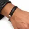 N2440 Bracelet homme cuir demi rond noir fermoir mousqueton argenté - Bijoux bracelets hommes en ligne Ninanina