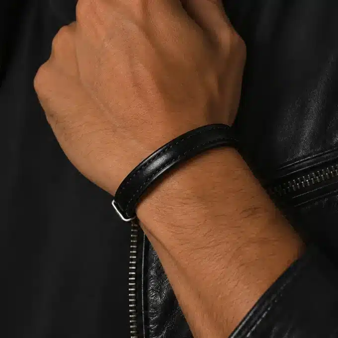 N2440a Bracelet homme cuir demi rond noir fermoir mousqueton argenté - Bijoux bracelets hommes en ligne Ninanina