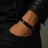 N2440b Bracelet homme cuir demi rond noir fermoir mousqueton argenté - Bijoux bracelets hommes en ligne Ninanina