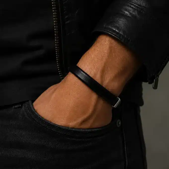 N2440b Bracelet homme cuir demi rond noir fermoir mousqueton argenté - Bijoux bracelets hommes en ligne Ninanina