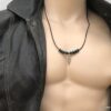 N2456d Collier plume homme sur cordon cuir ajustable - Bijoux Colliers en ligne Ninanina