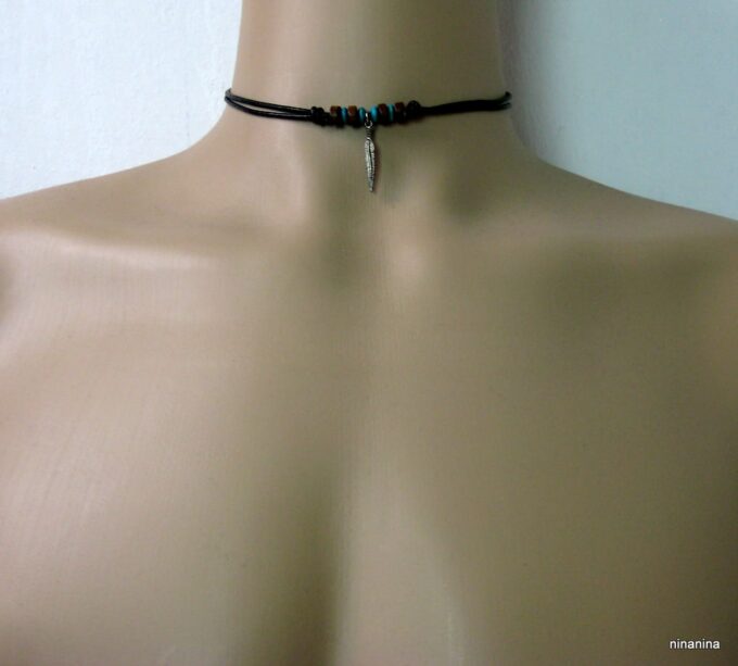 N2456terg collier cordon cuir homme et plume