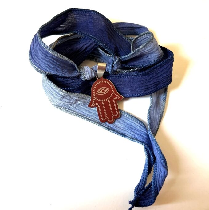 N2460d Bracelet pendentif main de fatma acier inoxydable sur galon de soie bleu - Bijoux Bracelets femmes en ligne Ninanina