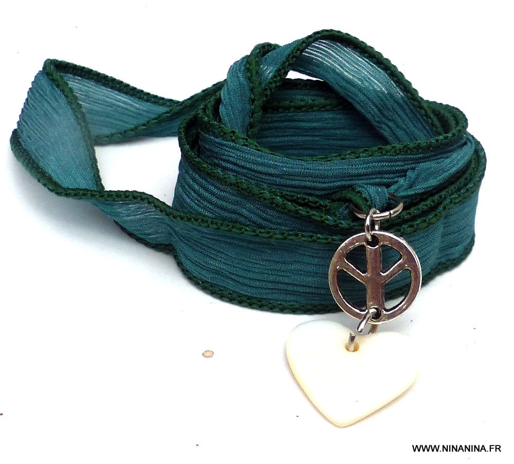 Bracelet soie lavée et breloque peace coeur nacre blanche – Image 3