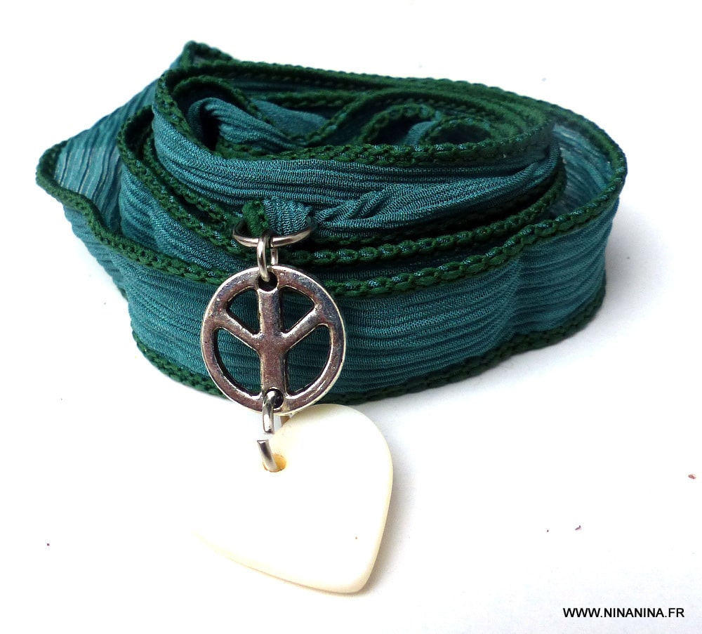 Bracelet soie lavée et breloque peace coeur nacre blanche