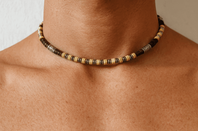 N2464bisD Collier en perle de bois pour homme marron et blanches – Bijoux Colliers Hommes en ligne Ninanina