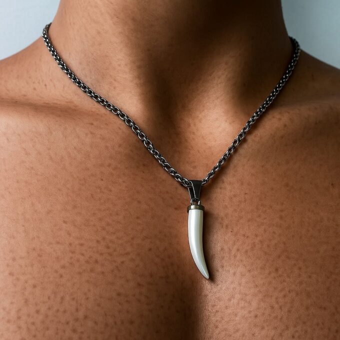 N2483B Collier artisanal homme avec pendentif dent de tigre en nacre blanche et chaine acier inoxydable argenté