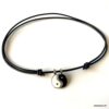 N2532a Collier yin et yang blanc et noir cordon cuir réglable - Bijoux Colliers en ligne Ninanina