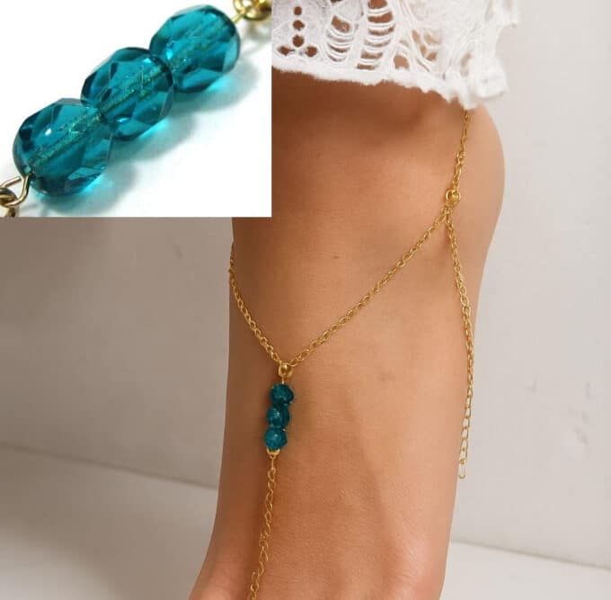 N2549b Bracelet de pied Swarovski doré - Chaine de pieds artisanale plaqué or cristal mauve ou bleu turquoise - Bijoux de pieds en ligne Ninanina