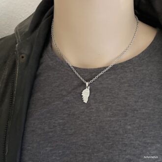 Bijou artisanal : collier homme Corse en acier inoxydable avec pendentif porté, création Ninanina