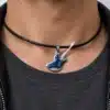 N2596 Collier homme pendentif guitare bleue acier argenté cordon cuir - Bijoux colliers hommes en ligne Ninanina