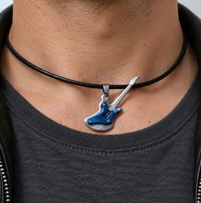 N2596 Collier homme pendentif guitare bleue acier argenté cordon cuir - Bijoux colliers hommes en ligne Ninanina